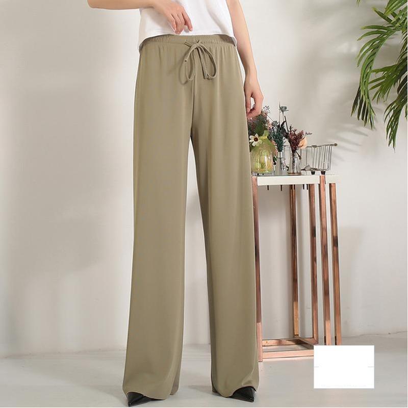 Pantalon large en soie glacée.