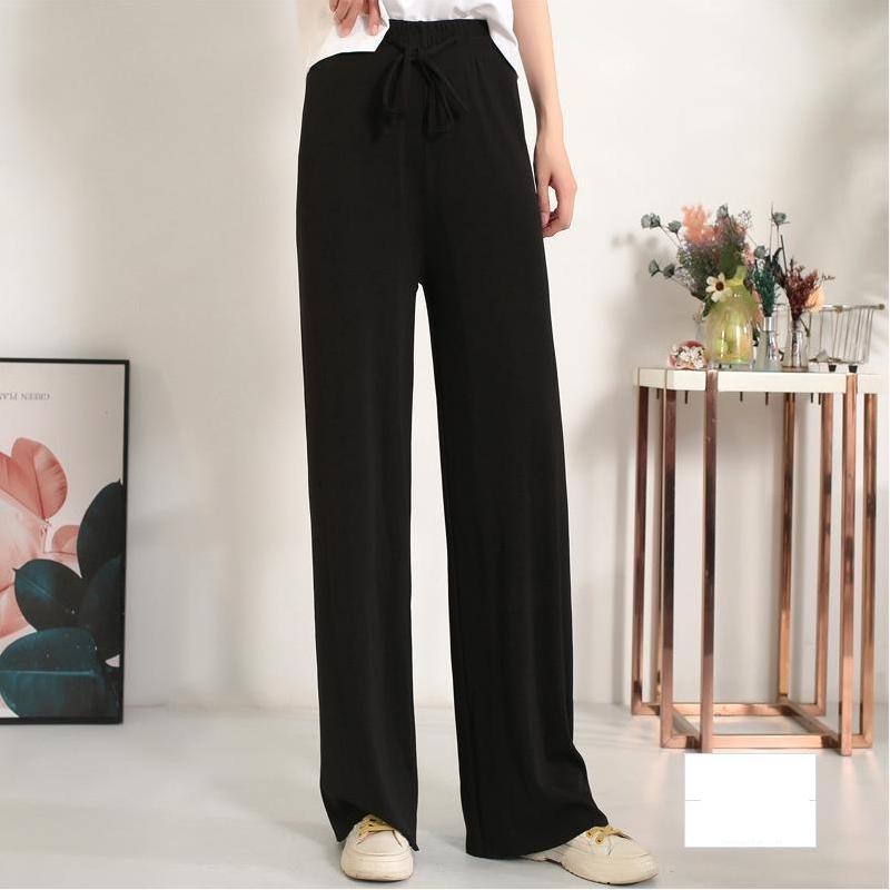 Pantalon large en soie glacée.