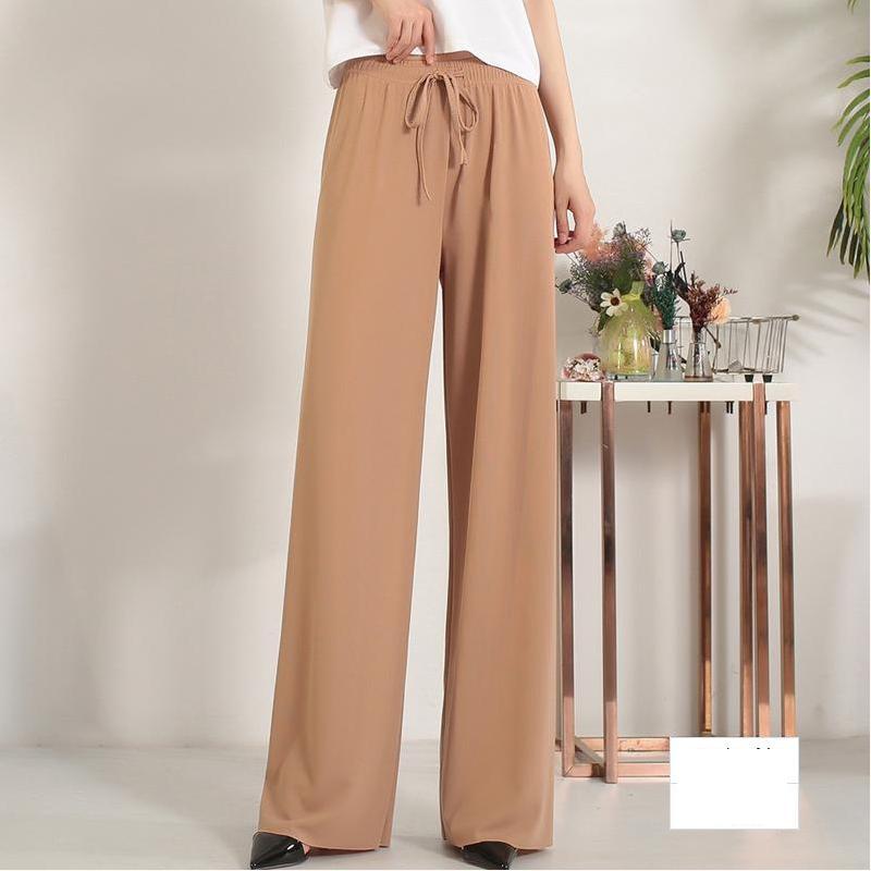 Pantalon large en soie glacée.