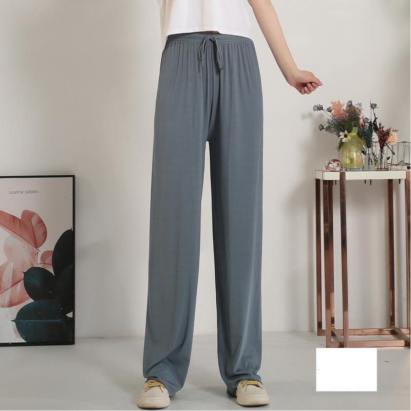 Pantalon large en soie glacée.