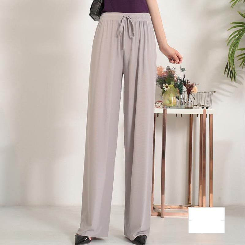 Pantalon large en soie glacée.